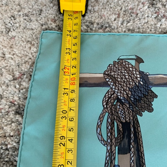 HERMÈS Le carré (square) 100%silk scarf - Picture 6 of 10